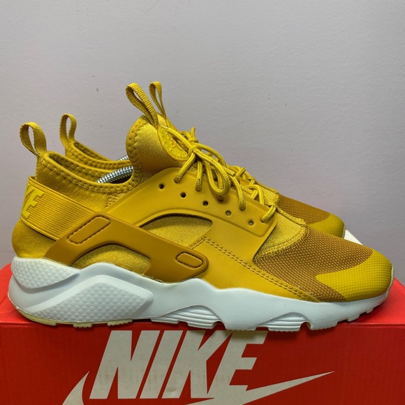 Air Huarache Run Ultra GS 'Mineral
Yellow' - Picture 3 of 6